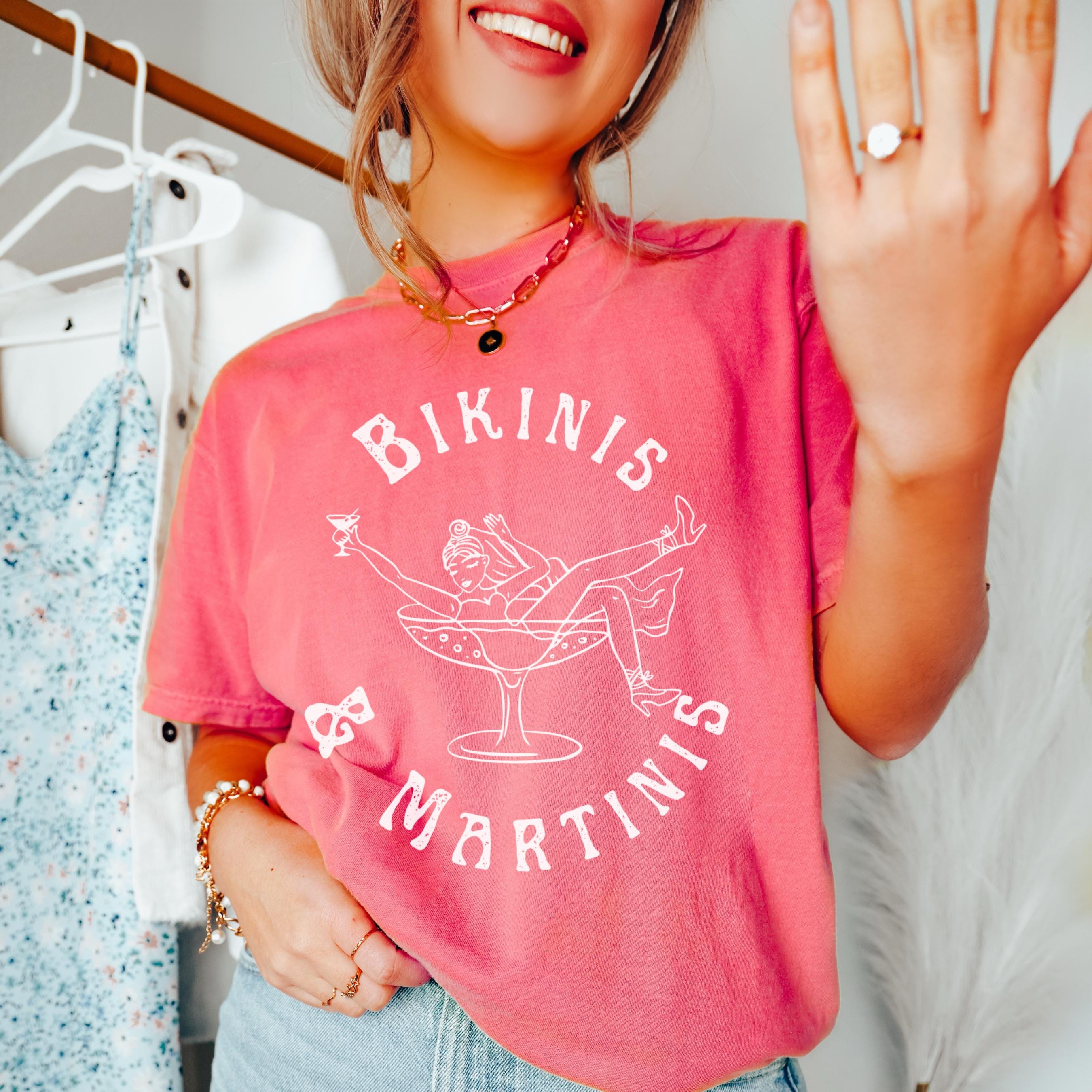 Camisa de despedida de soltera en bikini y martinis, ubicación personalizada, fiesta final de despedida de soltera, club de despedida de soltera, colores cómodos, camisas de despedida de soltera personalizadas