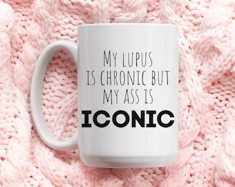 Mug à café amusant en forme de lupus : « Iconic Ass » - Cadeau pour les maladies chroniques