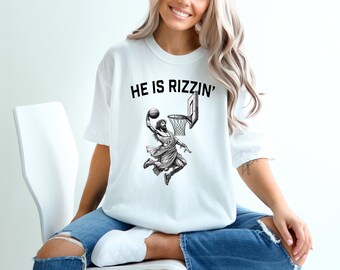 Han är Rizzin T-shirt, Jesus Dunking, Troinspirerad basketdesign
