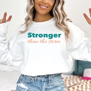 Stärker als der Sturm Sweatshirt, Retro Self Care T-Shirt, Inspiration Frauen Pullover, christliches Sweatshirt, Bibel Vers Shirt