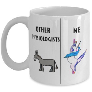 Può includere: Una tazza in ceramica bianca con un'illustrazione in bianco e nero di un asino sul lato sinistro e un unicorno sul lato destro. Il testo "Other Physiologists" è sopra l'asino e "Me" è sopra l'unicorno.