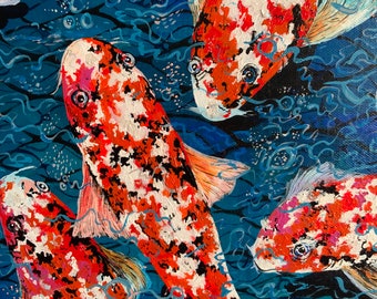 Pode incluir: Uma pintura de quatro peixes koi coloridos nadando em um padrão de água azul e branco. Os peixes são vermelhos, brancos e negros com um padrão manchado.
