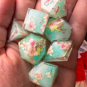 予約注文 チェリーブロッサム 2.0 7個セット 手作り樹脂製サイコロ DnD 彼女へのギフト ロールプレイングゲームアクセサリー ダンジョンズ＆ドラゴンズ 高級