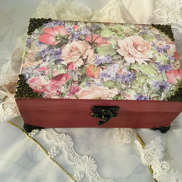 Caja de madera decorada en mano/ caja joyero/ caja de madera vintage/ caja decoupage