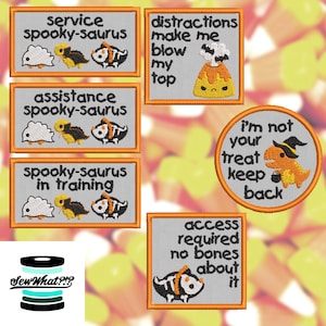 Op de afbeelding: Set van zes strijkbare patches met schattige dinosaurusfiguren met Halloween-spreuken. De patches zijn oranje en grijs met zwarte tekst. De spreuken zijn: "service spooky-saurus", "assistance spooky-saurus", "spooky-saurus in training", "distractions make me blow my top", "i'm not your treat keep back", en "access required no bones about it".