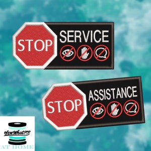 Könnte beinhalten: Zwei gestickte schwarze und weiße Patches mit einem roten Stoppschild und den Worten "STOP SERVICE" und "STOP ASSISTANCE" mit drei Symbolen: einem durchgestrichenen Auge, einer durchgestrichenen Hand und einer durchgestrichenen Sprechblase.