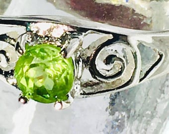 Anillo de peridoto, plata de ley, .925, piedra natal de agosto