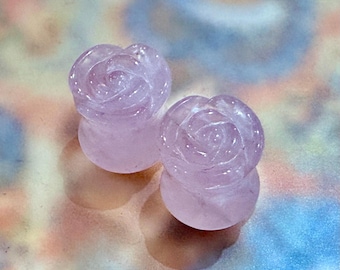 2 Plugs 10 mm, Größe 00, Rosenquarz handgeschnitzt, natürliche Rose, Blütenstecker, Paar, 1 Paar - New old stock