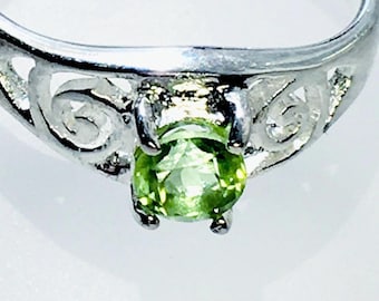 Anillo de peridoto, plata de ley, .925, piedra de nacimiento de agosto, lados de filigrana vintage como nuevo a+