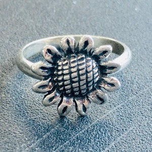 Vintage Daisy Spinner Ring: .925 Sterling Silver Flower Fidget Band