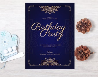 Könnte beinhalten: Eine marineblaue Geburtstagseinladung mit goldenem Text und dekorativen Elementen. Die Einladung enthält den Text "Birthday Party", Datum, Uhrzeit und RSVP-Informationen. Zwei Tannenzapfen und ein dekorativer Fäustling sind ebenfalls vorhanden.