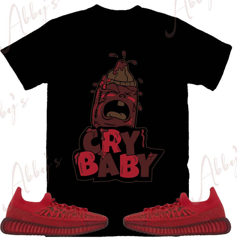 Puede incluir: Camiseta gr&aacute;fica roja y negra con un biber&oacute;n de beb&eacute; de dibujos animados llorando y el texto "CRY BABY". Un par de zapatillas Adidas Yeezy Boost 350 V2 rojas.