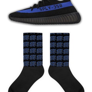 Puede incluir: Zapatillas negras y azules con el texto "SPLY-350" en el lateral. Un par de calcetines negros con un patr&oacute;n de n&uacute;mero 23 azul.