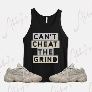 Puede incluir: Camiseta de tirantes negra con el texto "CAN'T CHEAT THE GRIND" en blanco y gris. Dos pares de zapatillas grises claras con un dise&ntilde;o de malla.