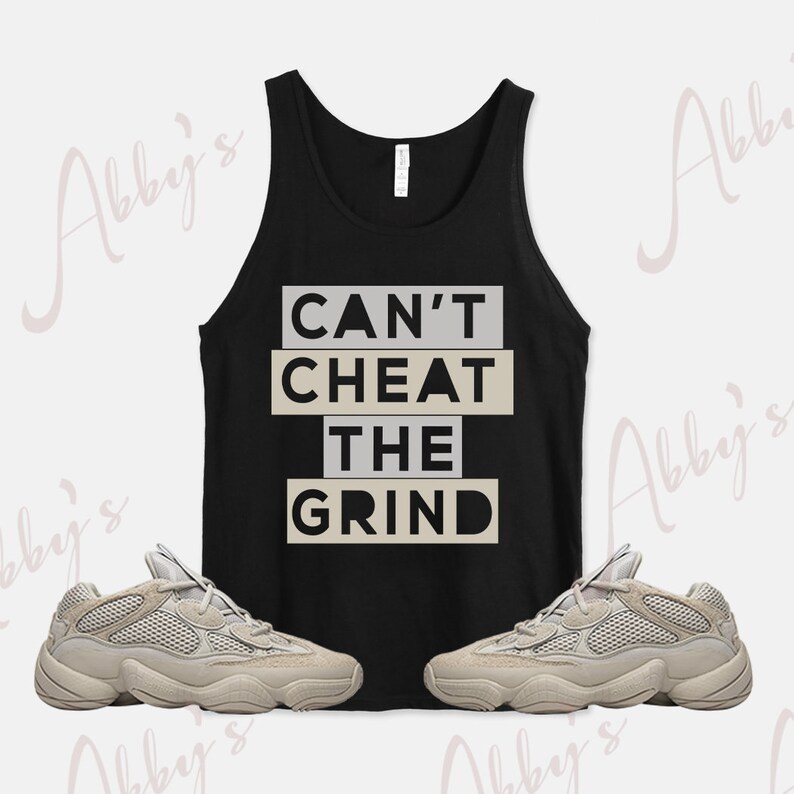 Puede incluir: Camiseta de tirantes negra con el texto "CAN'T CHEAT THE GRIND" en blanco y gris. Dos pares de zapatillas grises claras con un dise&ntilde;o de malla.
