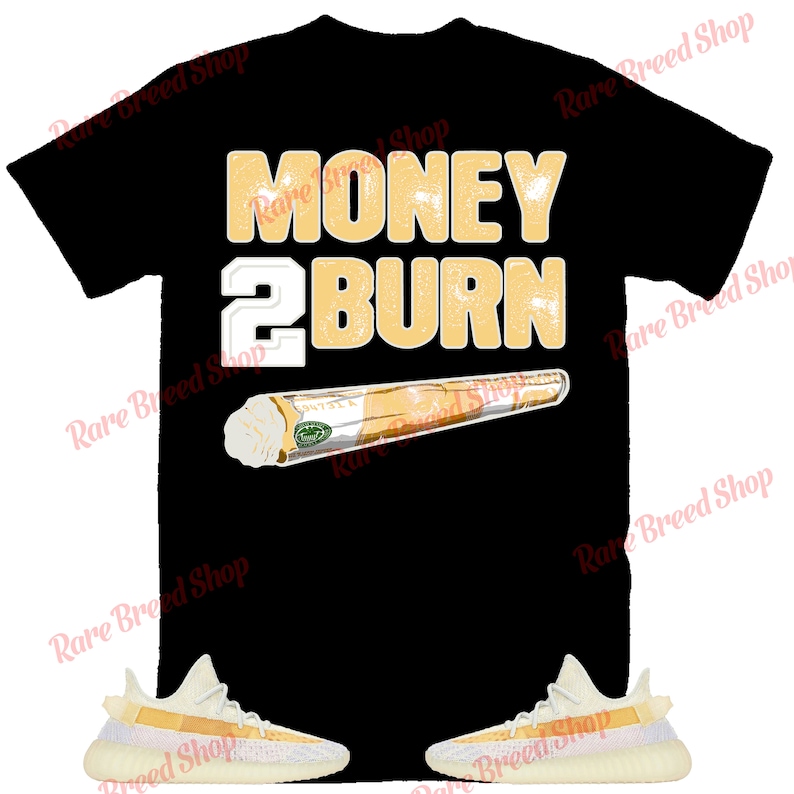 Puede incluir: Camiseta negra con el texto "MONEY 2 BURN" en amarillo y un cigarrillo enrollado amarillo y verde sobre un fondo negro. Dos pares de zapatillas blancas y amarillas con detalles negros.