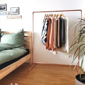 Mellanstor klädställning i koppar med mittstöd - industridesign