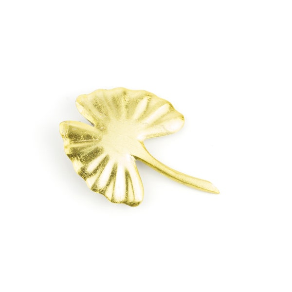 Grande broche ginkgo laquée or