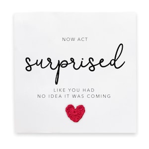 ¿Serás mi tarjeta, ahora actúa sorprendido como si no tuvieras idea, tarjeta de dama de honor, tarjeta de gallina, dama de honor, actuar dama de honor sorprendida