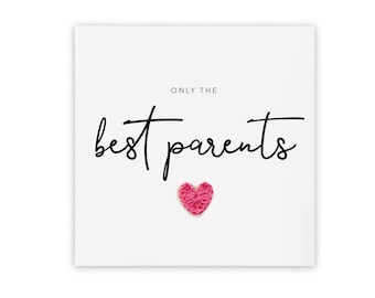 Może przedstawiać: Biała kartka z czarnym tekstem, który brzmi "Only the best parents" z różowym sercem wykonanym na szydełku pod tekstem.