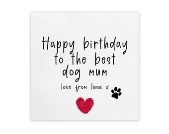 Puede incluir: Una tarjeta blanca con texto negro que dice "Happy birthday to the best dog mum love from Luna x". Un corazón rojo y una huella de pata negra están debajo del texto.