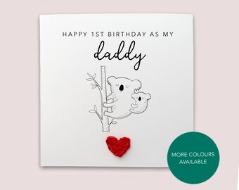 Op de afbeelding: Gelukkige 1e verjaardag als mijn papa kaart met een zwart-witte illustratie van twee koala's op een tak. De kaart heeft een rood gehaakt hartje op de voorkant en de tekst "MEER KLEUREN BESCHIKBAAR" in een groene cirkel.