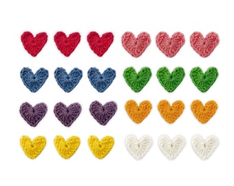 Puede incluir: Veinticuatro corazones de ganchillo en varios colores, incluyendo rojo, rosa, azul, morado, verde, amarillo y blanco. Los corazones están dispuestos en cuatro filas de seis corazones cada una.