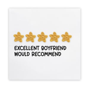 Könnte beinhalten: Eine weiße Karte mit fünf gelben, sternförmigen Häkeldesigns. Darunter steht in schwarzer Schrift: „EXCELLENT BOYFRIEND WOULD RECOMMEND“. Das Design der Karte ist schlicht und charmant.