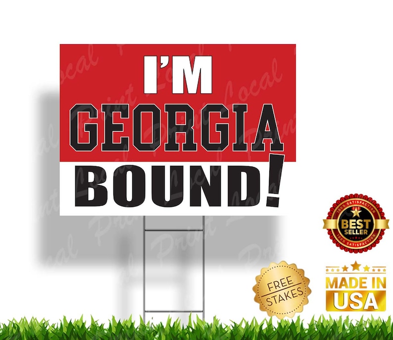 Może przedstawiać: Czerwono-czarny znak ogrodowy z tekstem "I'M GEORGIA BOUND!" ze złotą gwiazdą i tekstem "BEST SELLER" oraz złotą gwiazdą i tekstem "MADE IN USA" oraz złotą gwiazdą i tekstem "FREE STAKES".
