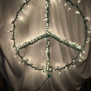 New style 20” Lighted PEACE SIGN 140 bulb single bar metal frame