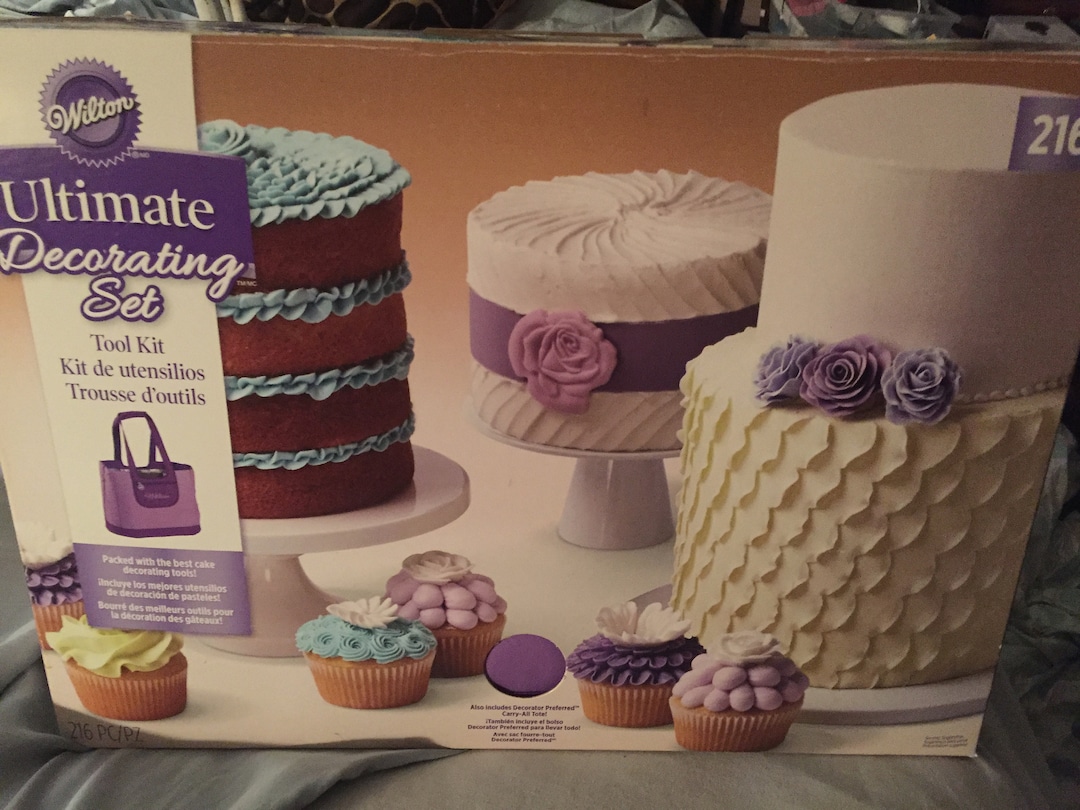 NEW Wilton Ultimate Cake Decorating TOOL Kit Set With Decorator