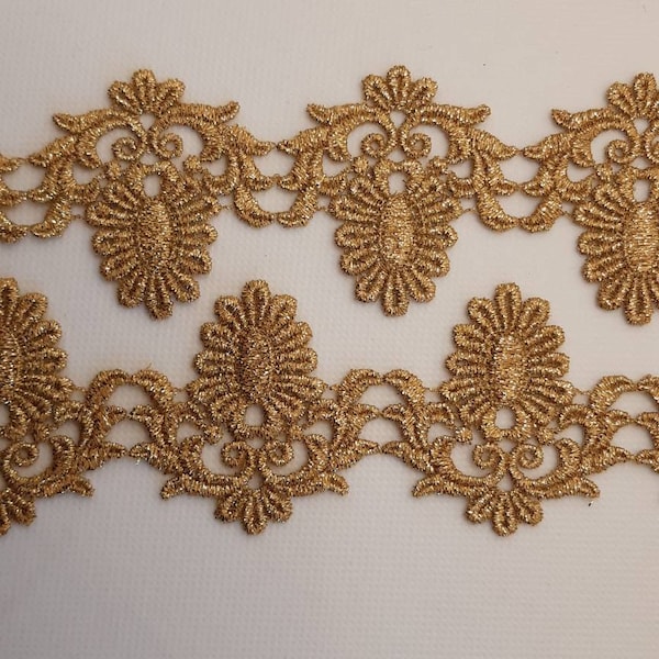 Dentelle métallique dorée, motifs, cousus, vendus au mètre