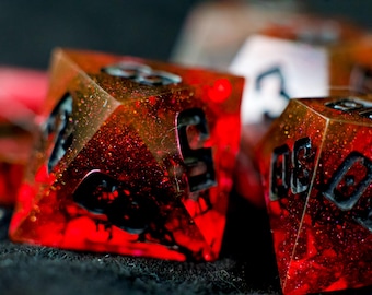Red Moon - Ręcznie robiony zestaw kości DND | Kości D&D z żywicy | Kości o ostrych krawędziach | Kości Moss | Kości Halloween