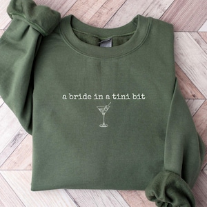 Koszulka "Panna Młoda w Tini Bit Bride", koszulka z motywem Espresso Martini z motywem przyszłej pani, zaręczyny Tini Bit, pomysł na prezent dla narzeczonego na wieczór panieński