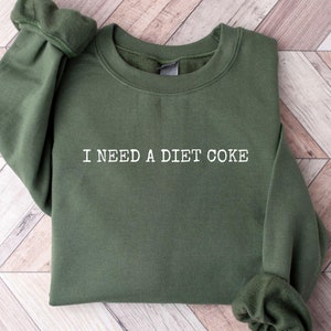Sudadera con la frase &quot;Necesito una Coca-Cola Light&quot;, botellas de Coca-Cola Light, regalo para los amantes de la Coca-Cola Light, regalo de cuello redondo con gaseosas, sudadera divertida con el dicho &quot;Amante de las gaseosas&quot;, Coca-Cola divertida
