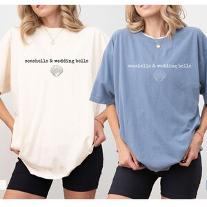 Camicia da addio al nubilato &quot;Conchiglie e campane nuziali&quot;, colori comodi, addio al nubilato in spiaggia, damigelle d&#39;onore abbinate, ultimo brindisi sulla costa