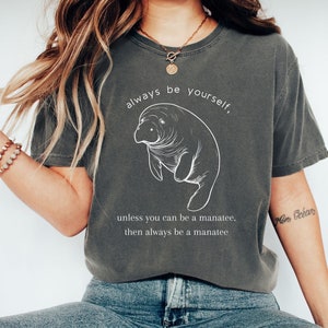Manatee Shirt, Komfortfarben Shirt, Meeresschutz, Meeresbiologe Beachy Geschenk, Sealife T-Shirt, süßes Tier Tshirt, Manatee Awareness