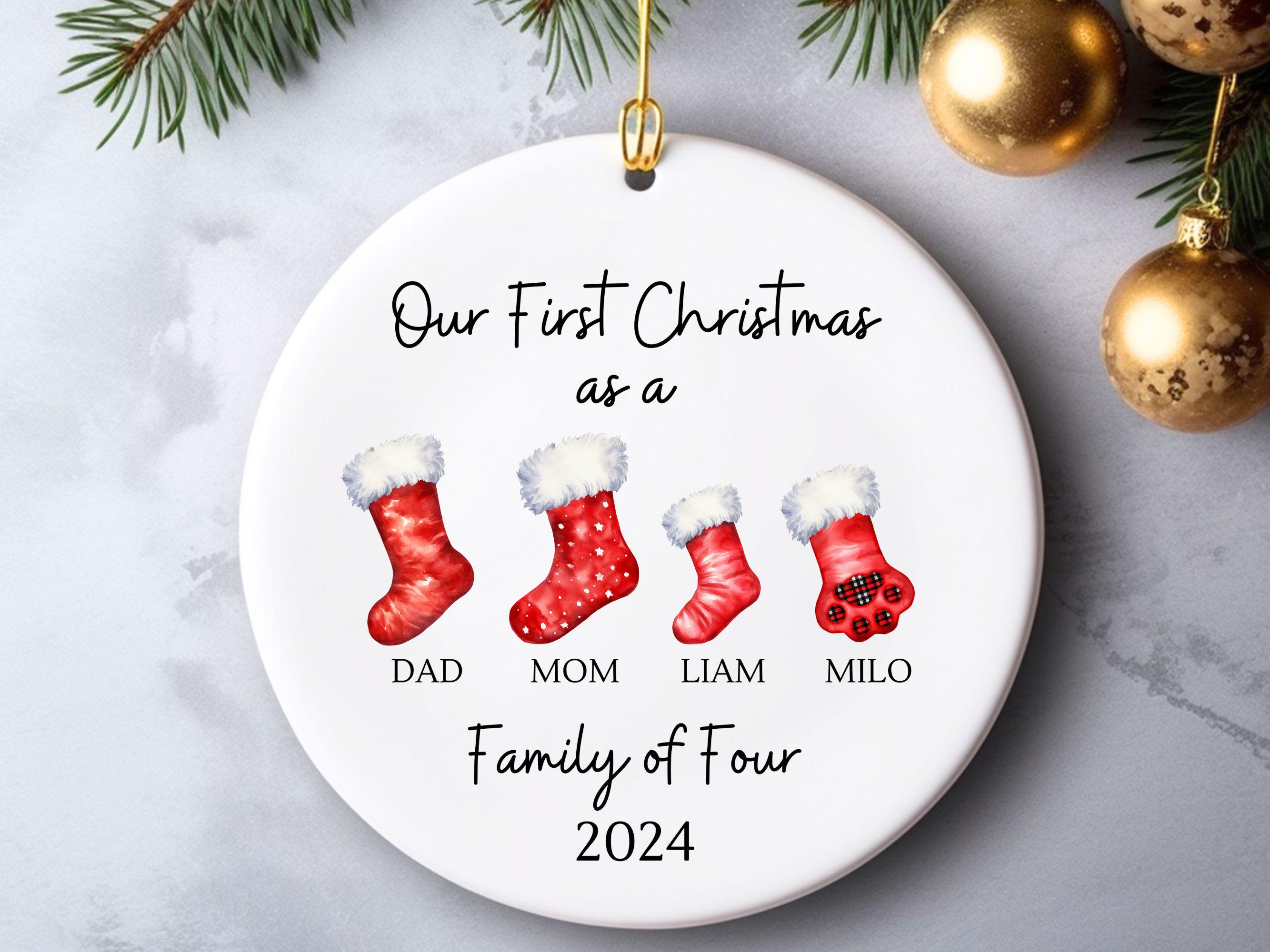 Pallina di Natale La nostra famiglia a Natale, pallina di ceramica personalizzata con coppia e cane, regalo di Natale per coppia - Italia