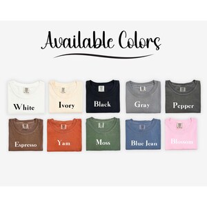 Pu&ograve; includere: Colori disponibili per una t-shirt: Bianco, Avorio, Nero, Grigio, Pepe, Espresso, Yam, Muschio, Jeans blu, Fiore.