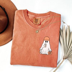 Comfort Colors® Сute Ghost Coffee Shirt, Сute Little Ghost Eiskaffee T-Shirt, Boo Ghost Shirt, Ghost Coffee Shirt, Halloween Coffee Lovers