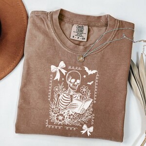 Chemise de lecture squelette T-shirt livres couleurs confort, bibliothécaire fantôme Halloween, chemise de professeur d&#39;halloween, chemise d&#39;halloween, cadeau de professeur, école huée