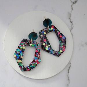 Multi gekleurde glitter en wintertaling handgemaakte statement oorbellen