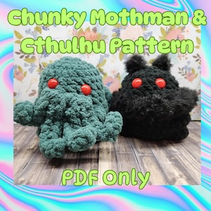 Op de afbeelding: Een haakpatroon voor het maken van een chunky Cthulhu en Mothman pluche speelgoed. Het patroon is alleen beschikbaar als PDF-download. De afbeelding toont twee afgewerkte pluche speelgoed, een groen en een zwart, met rode ogen.