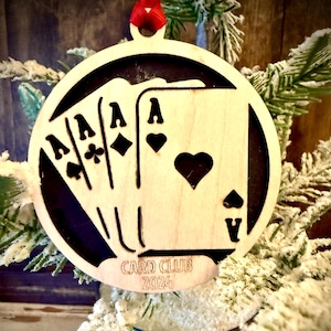 Speelkaarten kaart club poker club 2-laags gepersonaliseerd lasergesneden houten kerstornament, cadeaulabel verkrijgbaar in 12 afwerkingen.