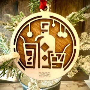 Decantador de whisky, bourbon y ginebra con copas de cóctel, adorno navideño de madera cortado con láser personalizado de 2 capas, etiqueta de regalo disponible en 12 acabados