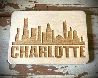 Magneet: stadsgezicht Charlotte Skyline. Houten magneet 3,5 x 2,5 inch.  Geweldig souvenir of aandenken aan je favoriete stad.