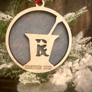 Adorno navideño de madera cortado con láser personalizado de 2 capas para farmacia, etiqueta de regalo disponible en 12 acabados.