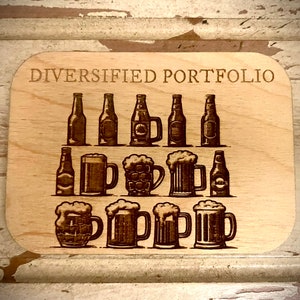 Ímã engraçado para cozinha/geladeira - Portfólio diversificado. Ímã engraçado com variedade de garrafas de cerveja, canecas e canecas de cerveja.