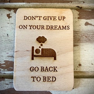Lustiger Küchenmagnet / Kühlschrankmagnet - Don&#39;t give up on on you dreams.  Geh wieder ins Bett.
