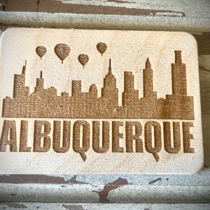 Magneet: stadsgezicht Albuquerque Skyline. Houten magneet 3,5 x 2,5 inch.  Geweldig souvenir of aandenken aan je favoriete stad.